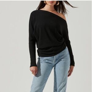 ASTR the Label. Off the Shoulder Long Sleeve Sweater. Dolman style. Like new.